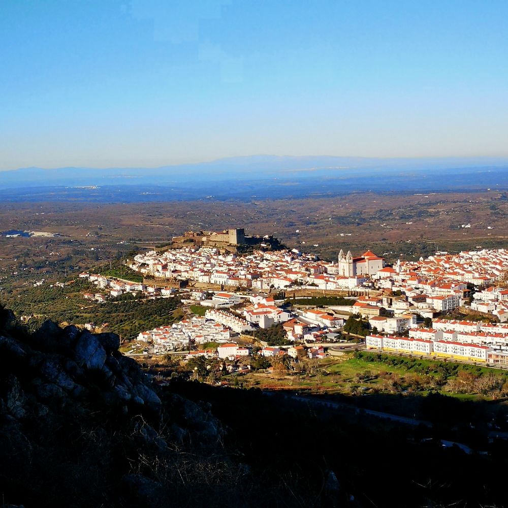 Castelo de Vide, casas encaladas alrededor del castillo, visto desde la sierra