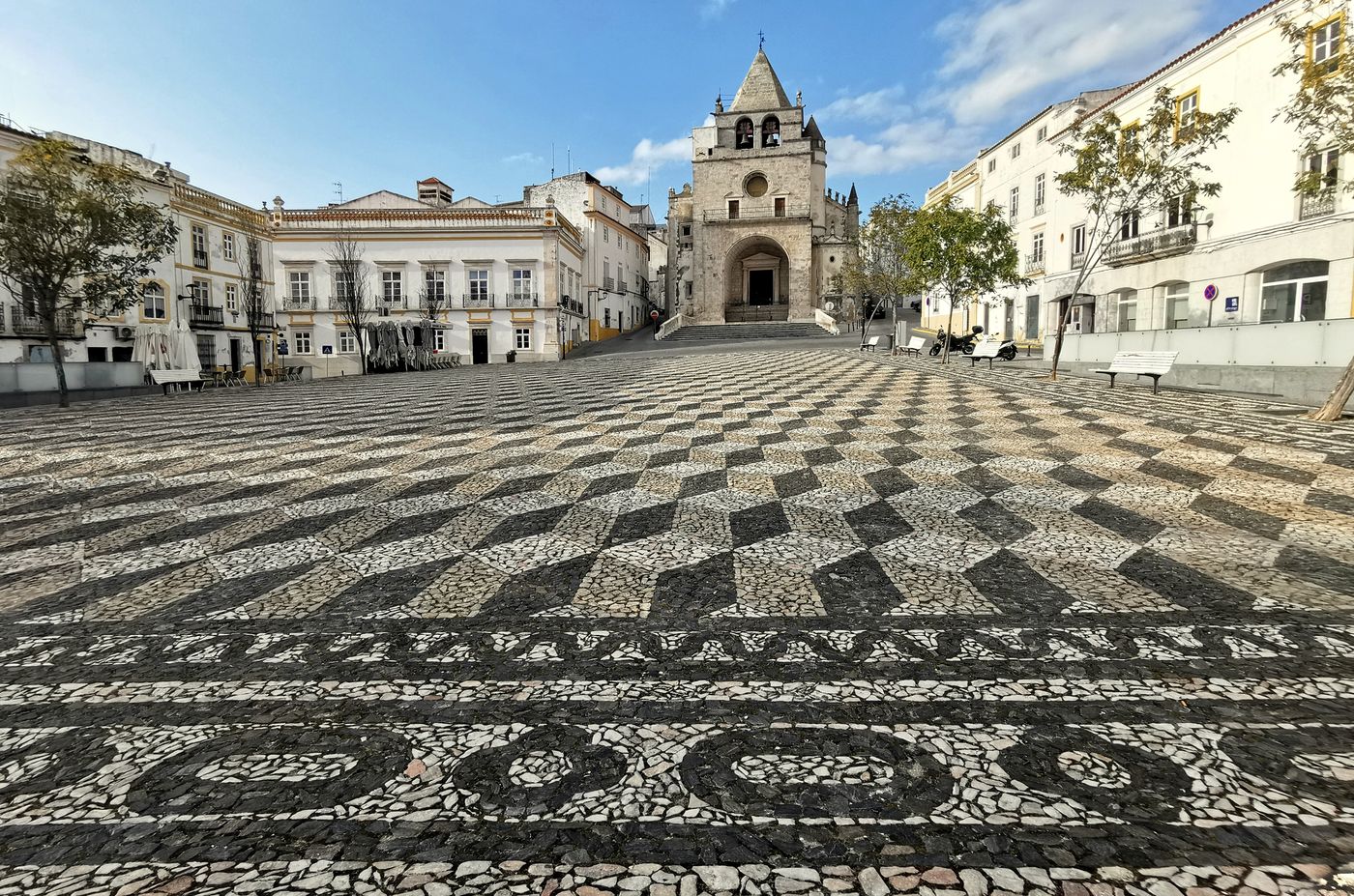 Plaza de la República de Elvas con su empedrado blanco y negro y la antigua catedral al fondo